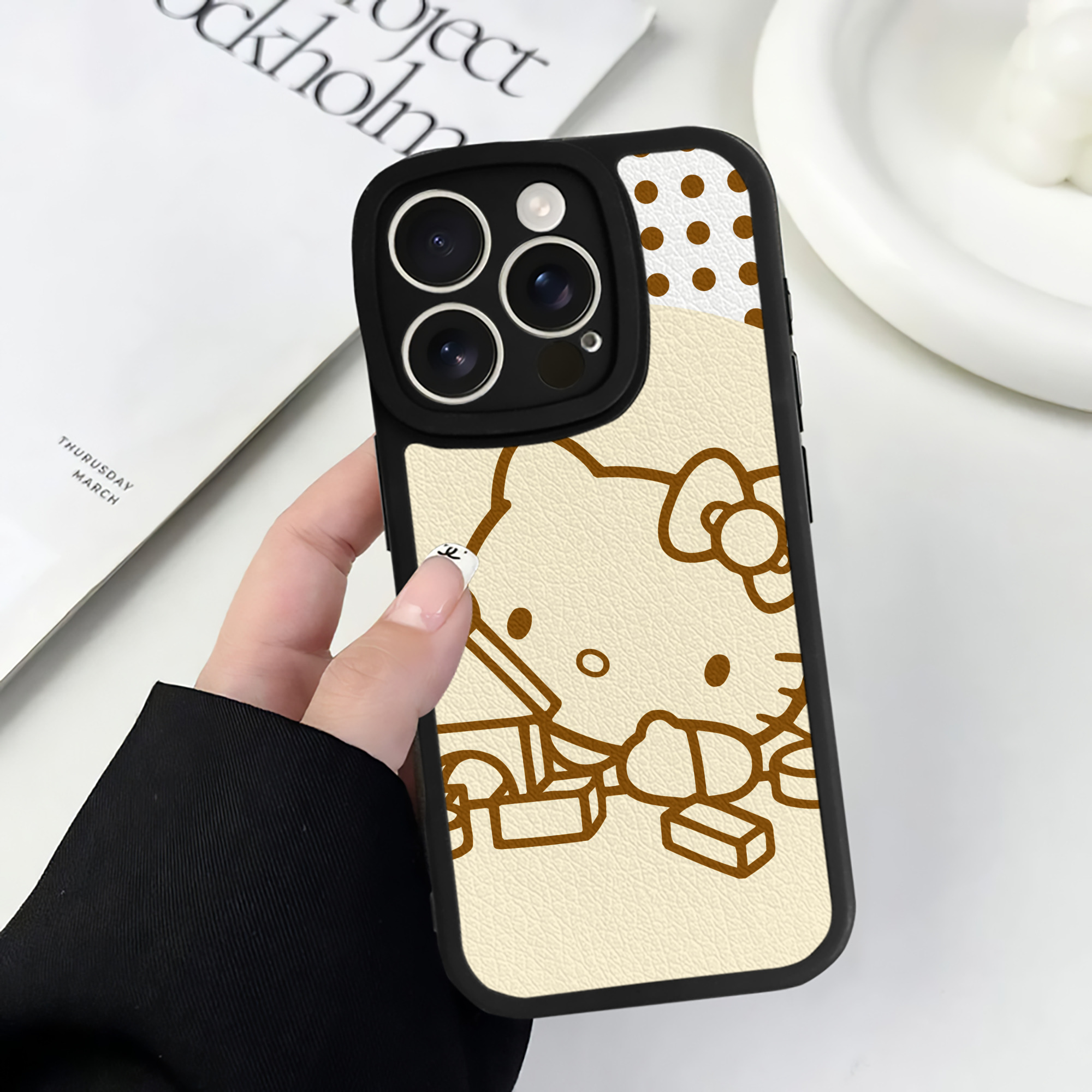 （画像用） Hello Kitty ハローキティ 【iPhone 16シリーズ対応】シリコンスマホケース（レザー調） 材質：シリコン